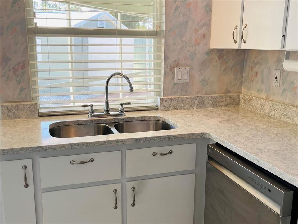For Sale: $299,900 (2 beds, 2 baths, 1897 Square Feet)