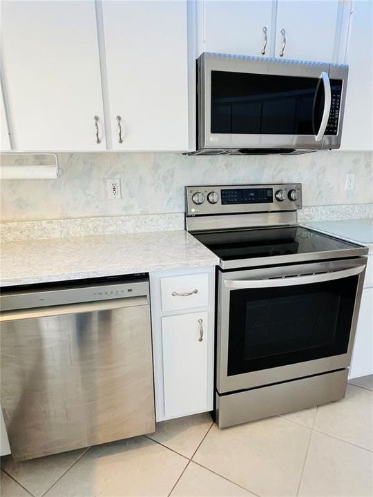 For Sale: $299,900 (2 beds, 2 baths, 1897 Square Feet)