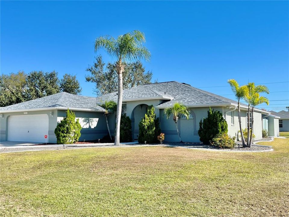 For Sale: $299,900 (2 beds, 2 baths, 1897 Square Feet)