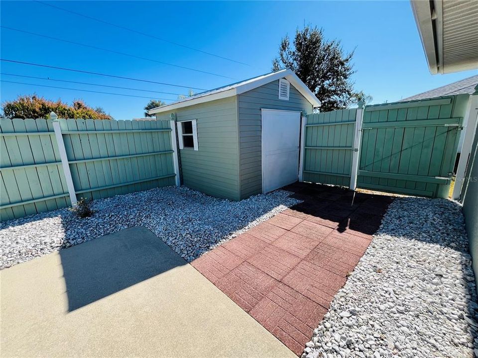 For Sale: $299,900 (2 beds, 2 baths, 1897 Square Feet)