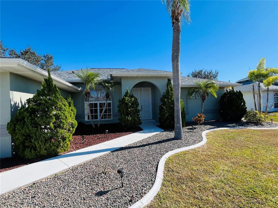 For Sale: $299,900 (2 beds, 2 baths, 1897 Square Feet)