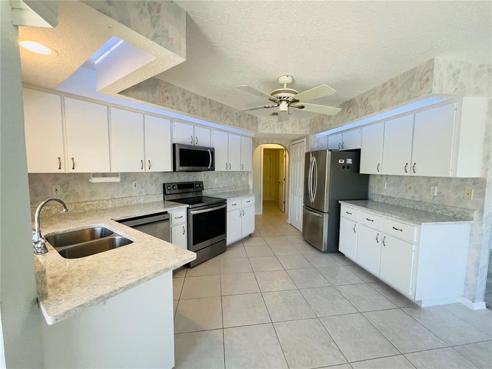 For Sale: $299,900 (2 beds, 2 baths, 1897 Square Feet)