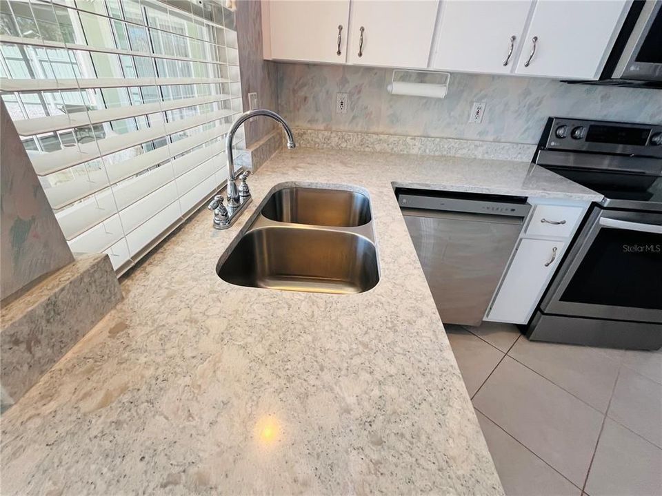 For Sale: $299,900 (2 beds, 2 baths, 1897 Square Feet)