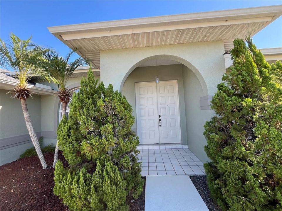 For Sale: $299,900 (2 beds, 2 baths, 1897 Square Feet)