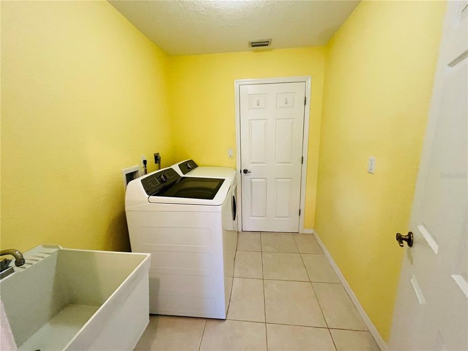 For Sale: $299,900 (2 beds, 2 baths, 1897 Square Feet)