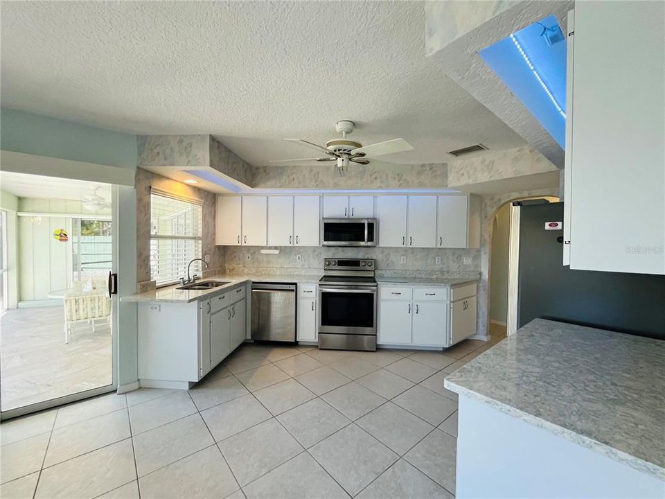 For Sale: $299,900 (2 beds, 2 baths, 1897 Square Feet)