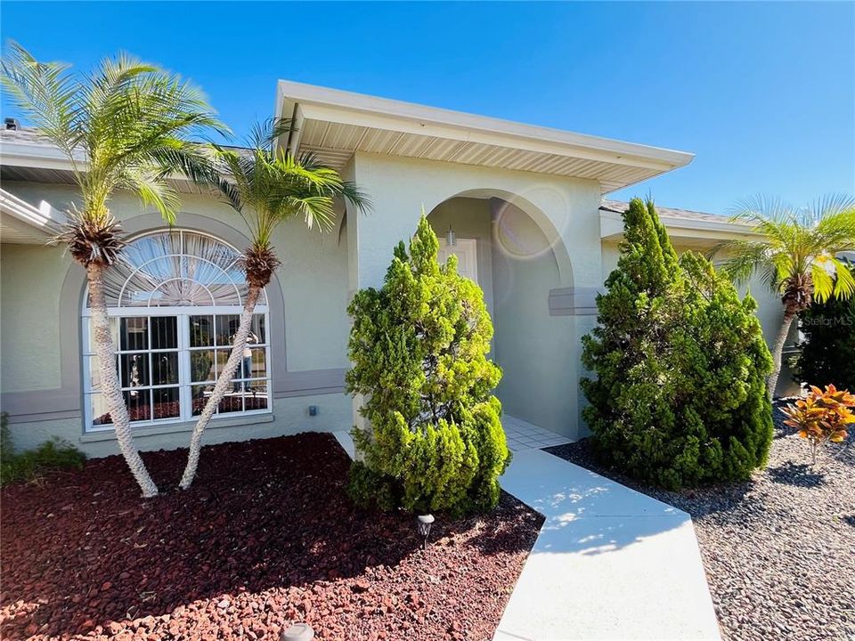 For Sale: $299,900 (2 beds, 2 baths, 1897 Square Feet)