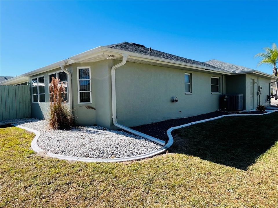 For Sale: $299,900 (2 beds, 2 baths, 1897 Square Feet)