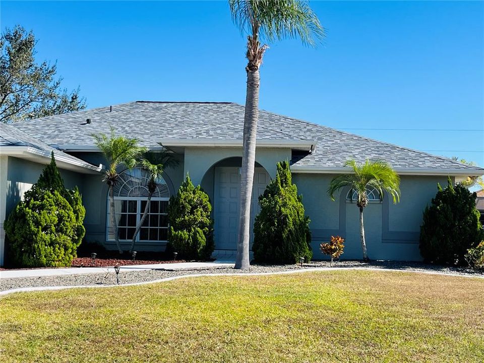 For Sale: $299,900 (2 beds, 2 baths, 1897 Square Feet)