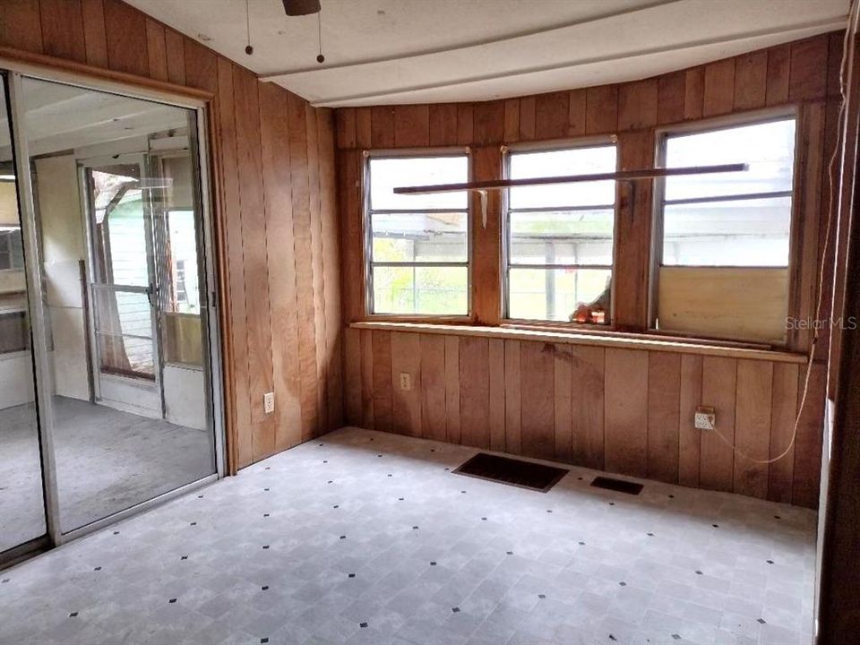 На продажу: $99,000 (2 спален, 2 ванн, 982 Квадратных фут)