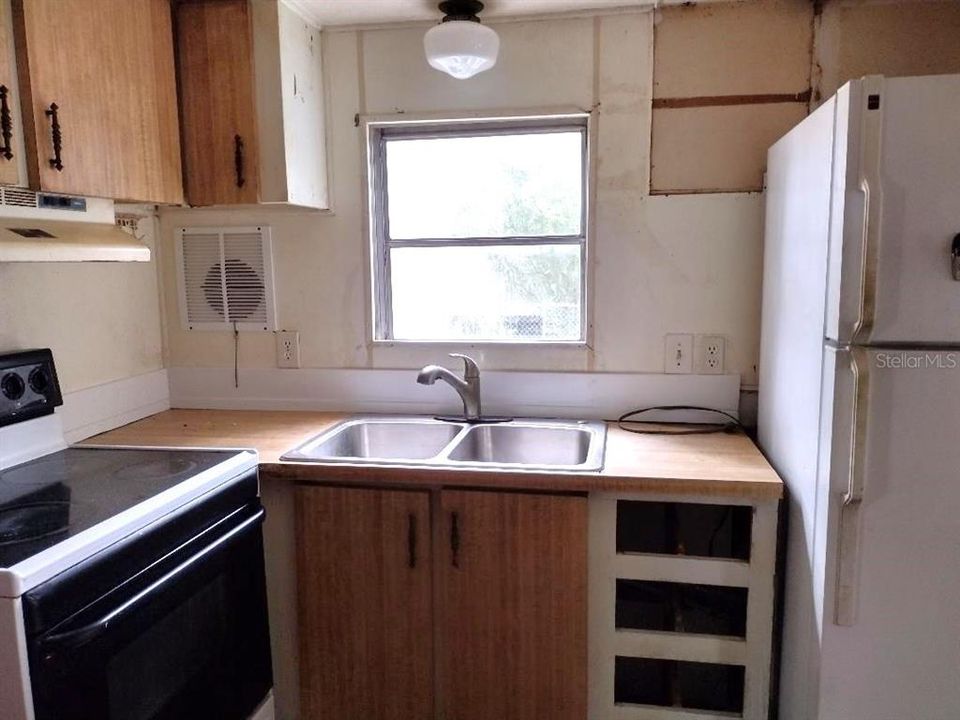 На продажу: $99,000 (2 спален, 2 ванн, 982 Квадратных фут)