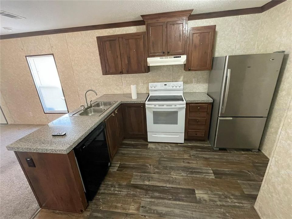 For Sale: $151,900 (2 beds, 2 baths, 728 Square Feet)