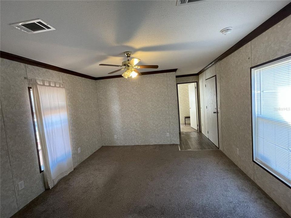 For Sale: $151,900 (2 beds, 2 baths, 728 Square Feet)