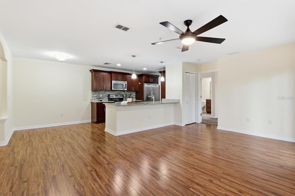 待售: $250,000 (2 贝兹, 2 浴室, 1060 平方英尺)