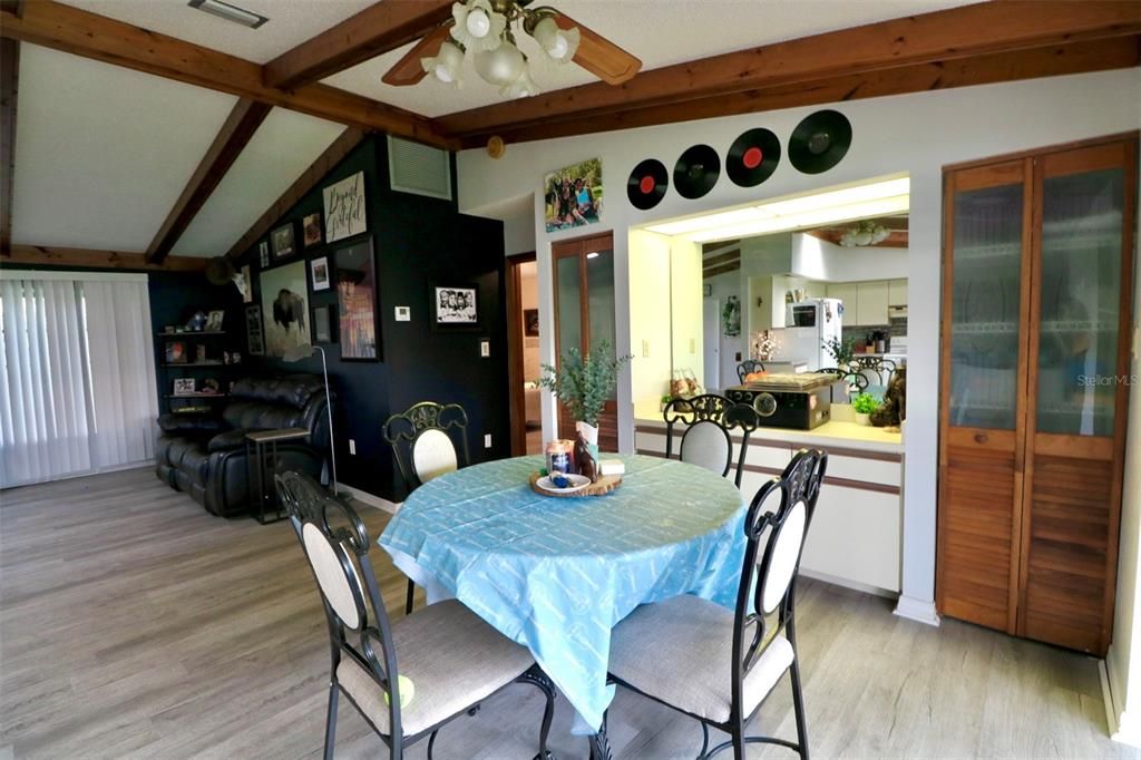 En Venta: $299,900 (3 camas, 2 baños, 1440 Pies cuadrados)