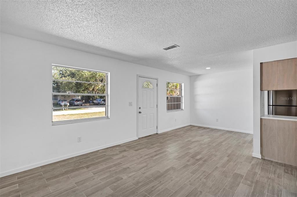 For Rent: $1,595 (2 beds, 1 baths, 806 Square Feet)