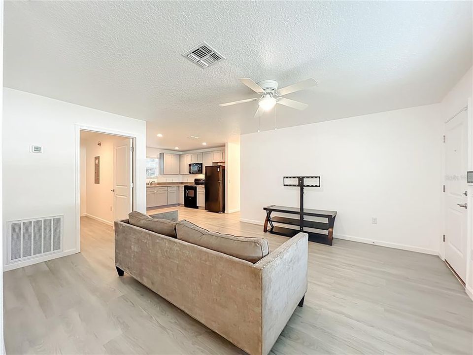 На продажу: $329,900 (3 спален, 2 ванн, 1268 Квадратных фут)