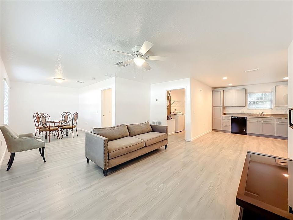 На продажу: $329,900 (3 спален, 2 ванн, 1268 Квадратных фут)