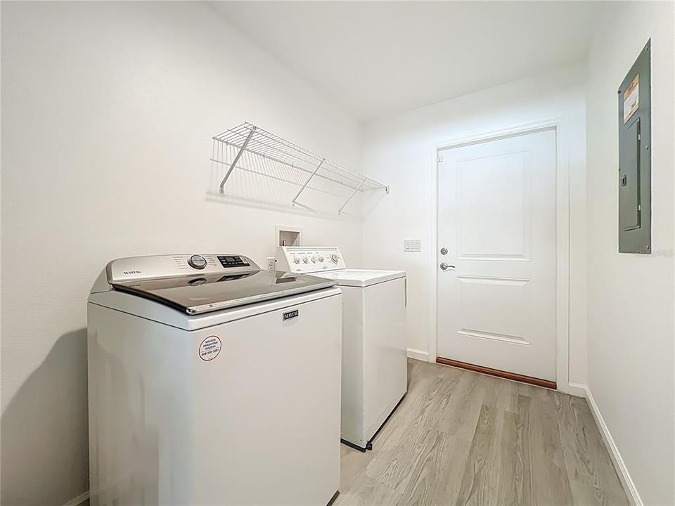 На продажу: $329,900 (3 спален, 2 ванн, 1268 Квадратных фут)