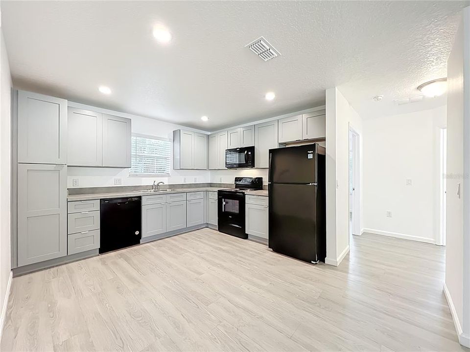 На продажу: $329,900 (3 спален, 2 ванн, 1268 Квадратных фут)