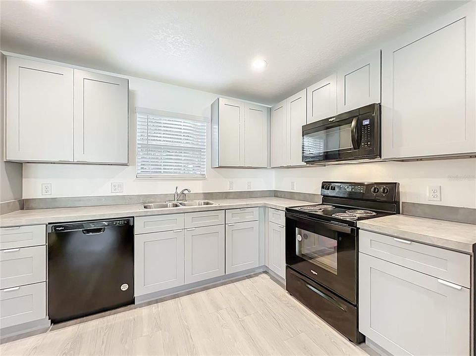 На продажу: $329,900 (3 спален, 2 ванн, 1268 Квадратных фут)