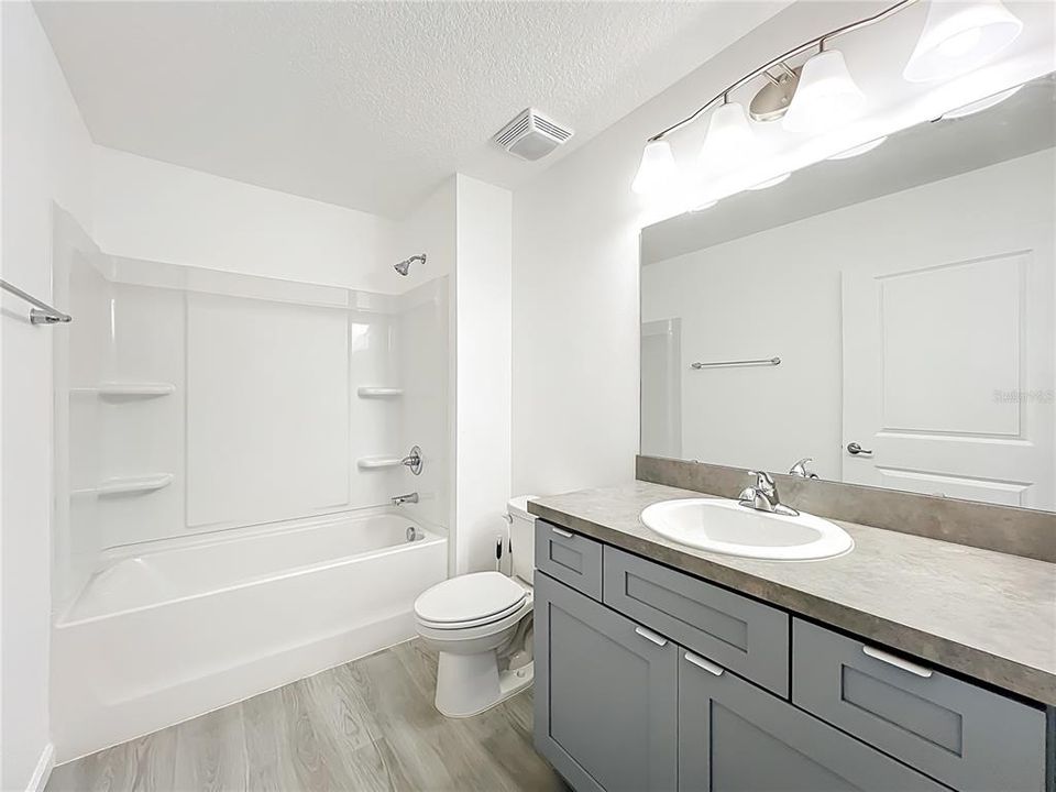 На продажу: $329,900 (3 спален, 2 ванн, 1268 Квадратных фут)