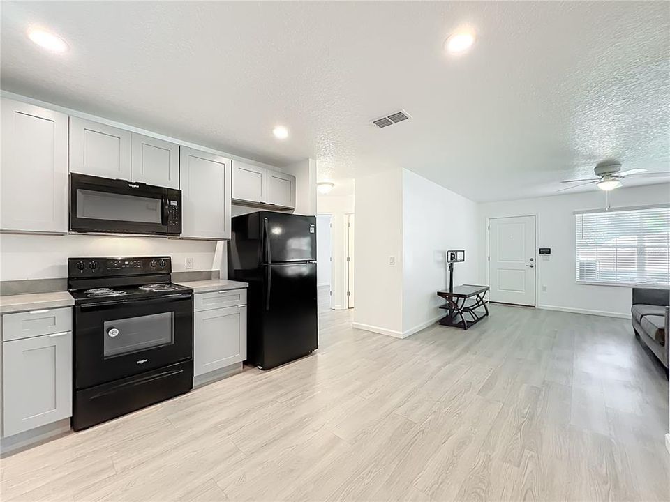 На продажу: $329,900 (3 спален, 2 ванн, 1268 Квадратных фут)