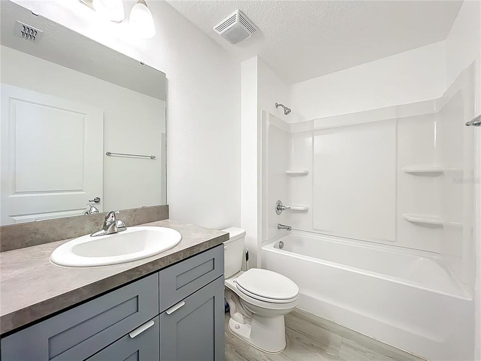 На продажу: $329,900 (3 спален, 2 ванн, 1268 Квадратных фут)