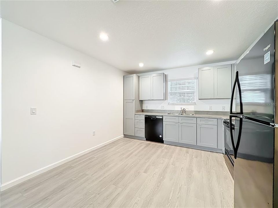 На продажу: $329,900 (3 спален, 2 ванн, 1268 Квадратных фут)