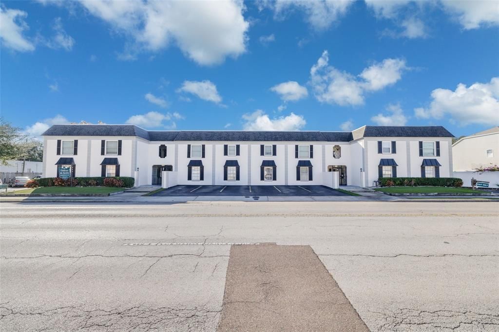 For Rent: $1,800 (2 beds, 1 baths, 783 Square Feet)