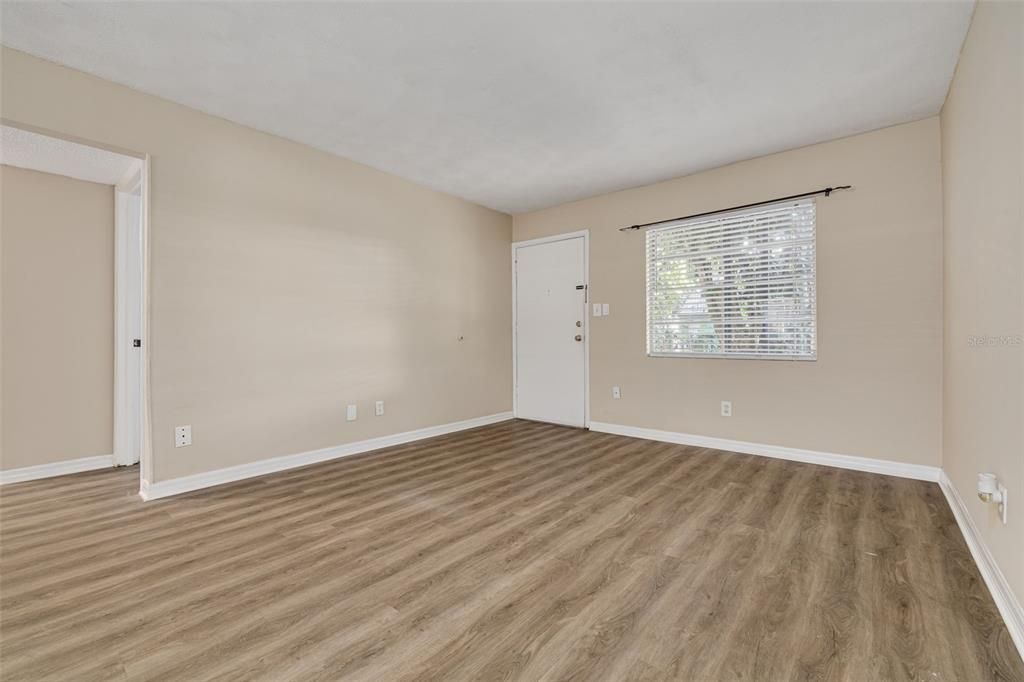 For Rent: $1,800 (2 beds, 1 baths, 783 Square Feet)