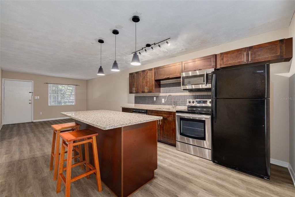 For Rent: $1,800 (2 beds, 1 baths, 783 Square Feet)