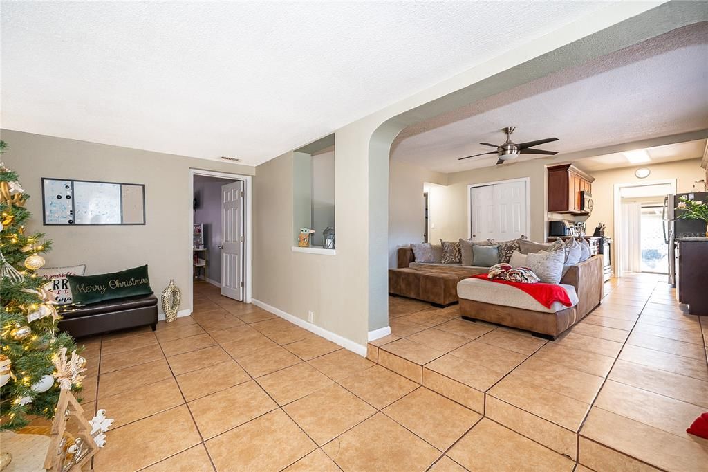 待售: $295,900 (4 贝兹, 2 浴室, 1274 平方英尺)