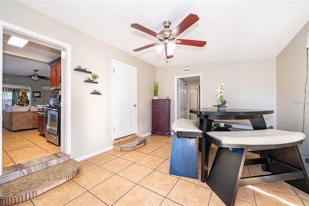 待售: $295,900 (4 贝兹, 2 浴室, 1274 平方英尺)