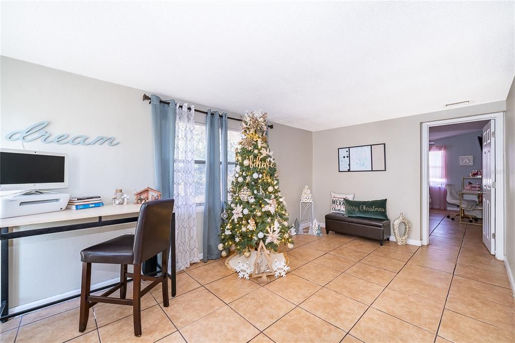 待售: $295,900 (4 贝兹, 2 浴室, 1274 平方英尺)