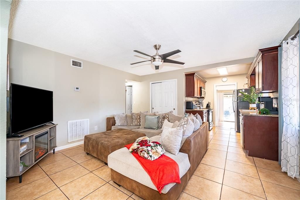 待售: $295,900 (4 贝兹, 2 浴室, 1274 平方英尺)