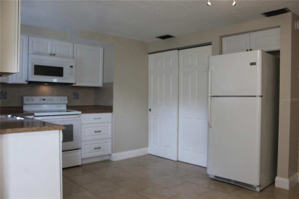 For Rent: $1,050 (2 beds, 1 baths, 750 Square Feet)