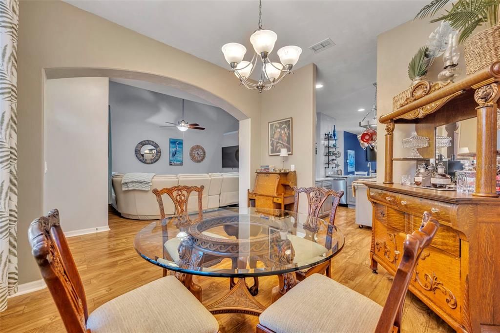 待售: $345,000 (2 贝兹, 2 浴室, 1824 平方英尺)