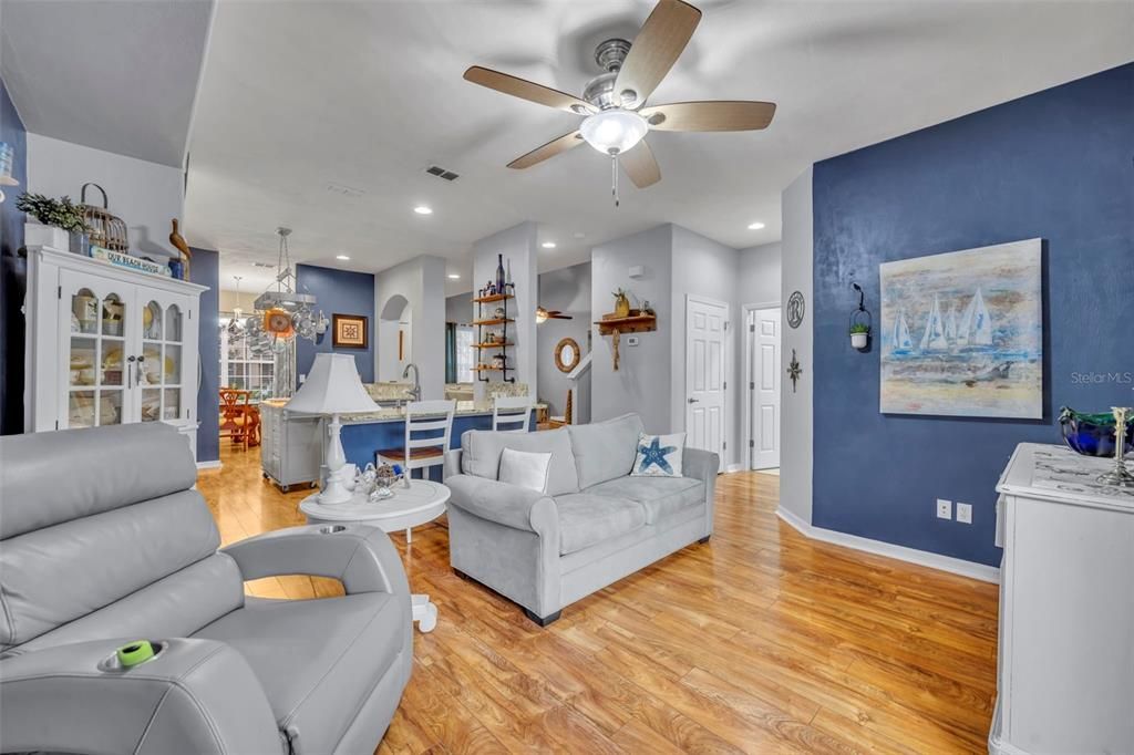 待售: $345,000 (2 贝兹, 2 浴室, 1824 平方英尺)