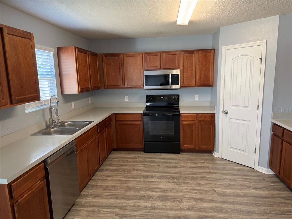 For Rent: $2,350 (4 beds, 2 baths, 2046 Square Feet)