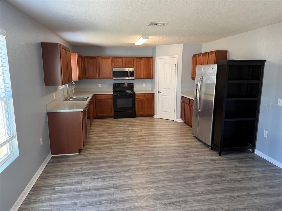 For Rent: $2,350 (4 beds, 2 baths, 2046 Square Feet)