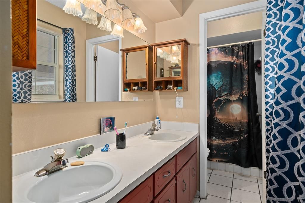 For Sale: $275,000 (3 beds, 2 baths, 1572 Square Feet)