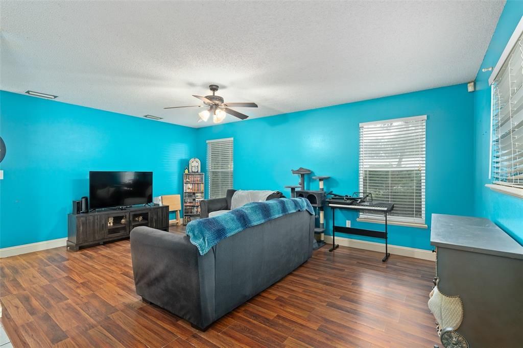 For Sale: $275,000 (3 beds, 2 baths, 1572 Square Feet)