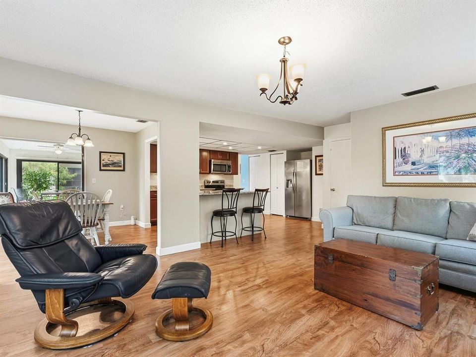 For Sale: $349,000 (2 beds, 2 baths, 1687 Square Feet)