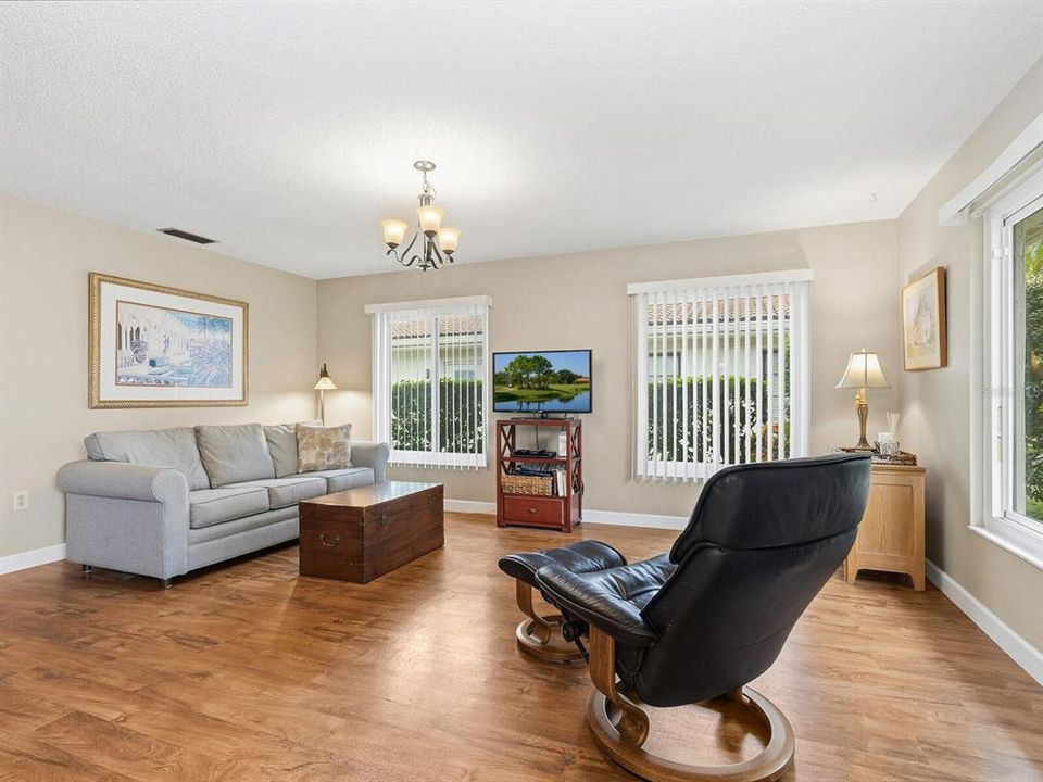 For Sale: $349,000 (2 beds, 2 baths, 1687 Square Feet)