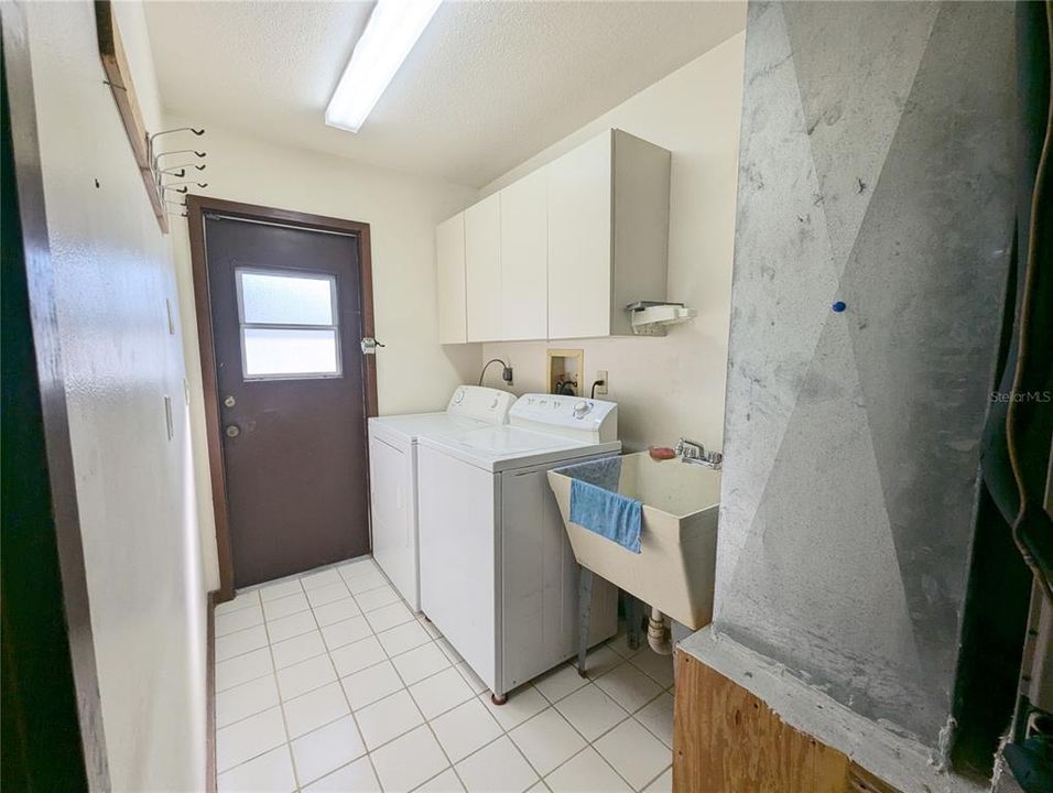 For Sale: $385,000 (3 beds, 2 baths, 1800 Square Feet)