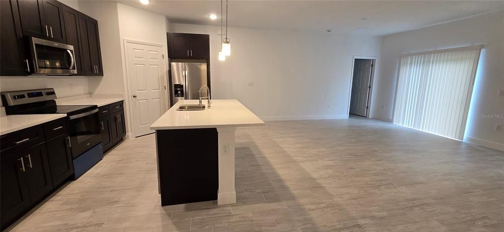 出租: $1,795 (4 贝兹, 2 浴室, 1696 平方英尺)