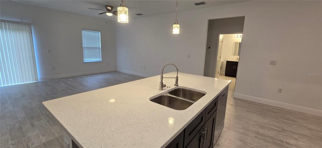 出租: $1,795 (4 贝兹, 2 浴室, 1696 平方英尺)