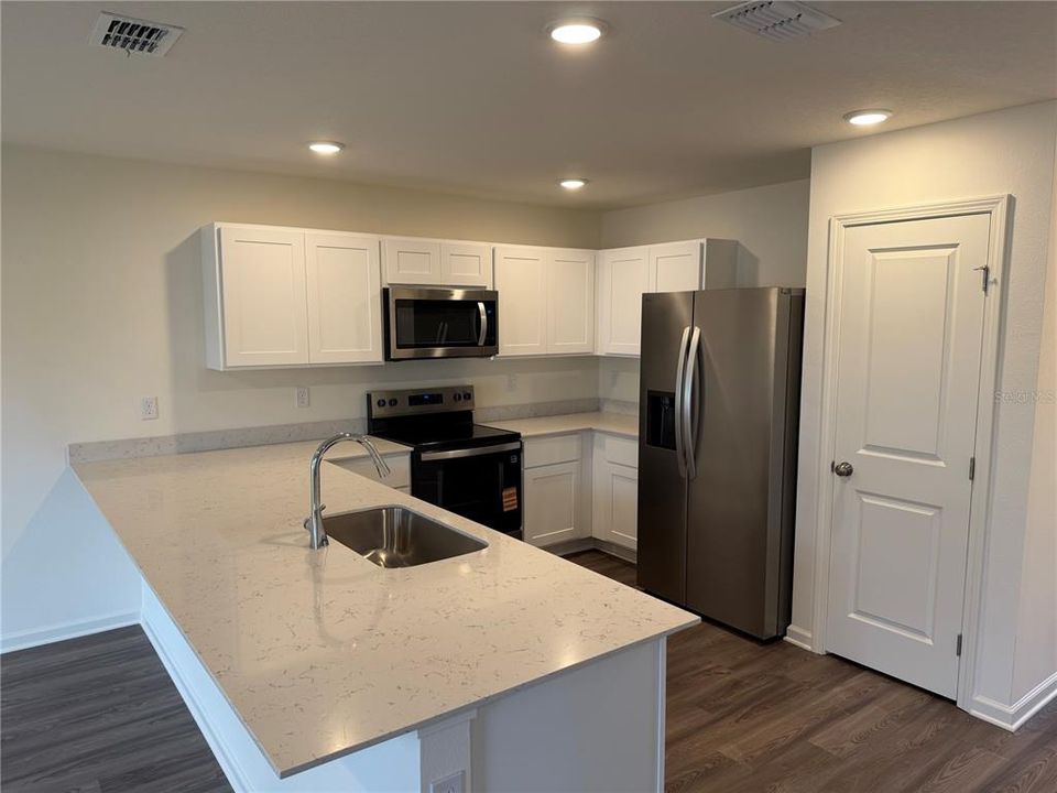 出租: $2,600 (5 贝兹, 3 浴室, 2180 平方英尺)