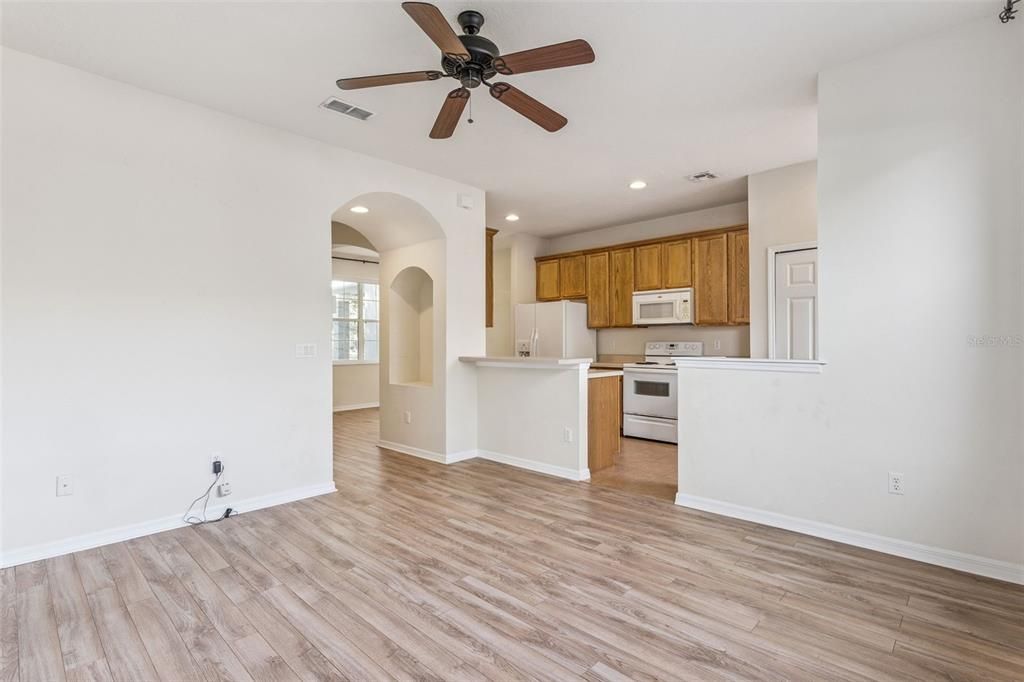 待售: $322,500 (2 贝兹, 2 浴室, 1212 平方英尺)